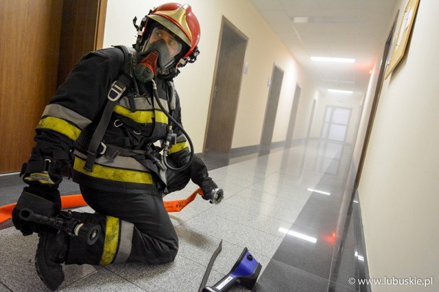 Kilkuset pracowników urzędu marszałkowskiego wzięło udział w ćwiczeniach przeciwpożarowych. Symulowany dym pojawił się na piętrze budynku i natychmiast włączył alarm. Na miejscu szybko zjawiły się jednostki straży pożarnej. Ewakuacja zajęła urzędnikom ok. 5 minut. Ćwiczenia odbyły się w środę, 7 czerwca.