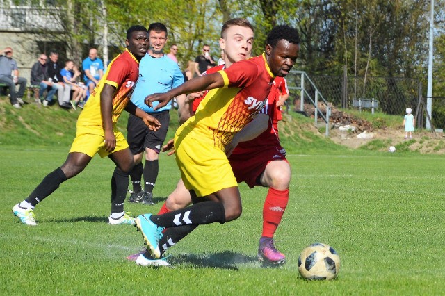 Sani Abubakar (Garbarz, przy piłce) w starciu z Marcinem Szymonikiem (Jawiszowice).