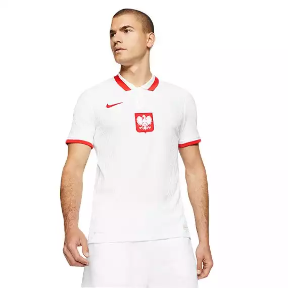 Oto nowa koszulka reprezentacji Polski. Tak prezentuje się model Vapor, w którym zagrają piłkarze kadryZobacz kolejne zdjęcia. Przesuwaj zdjęcia w prawo - naciśnij strzałkę lub przycisk NASTĘPNE
