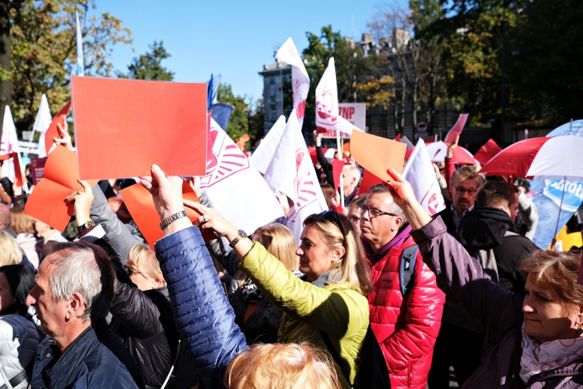 Warszawa: Trwa protest nauczycieli. "Czerwona kartka dla ministra Czarnka"