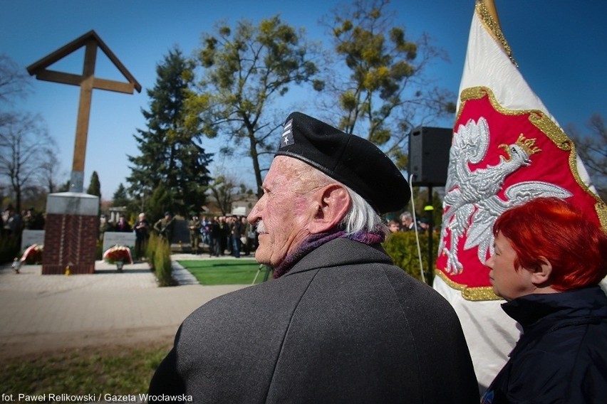 We Wrocławiu stanął krzyż upamiętniający zbrodnię katyńską i katastrofę smoleńską