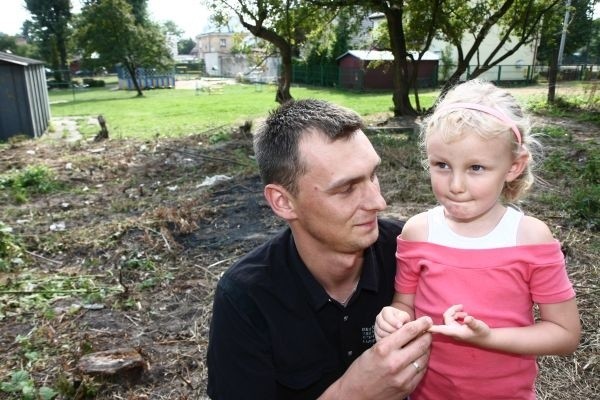 Dla każdego rodzica najważniejsze jest bezpieczeństwo dziecka &#8211; mówi Marcin Tarasiuk. Na zdjęciu z córką Gabrysią.