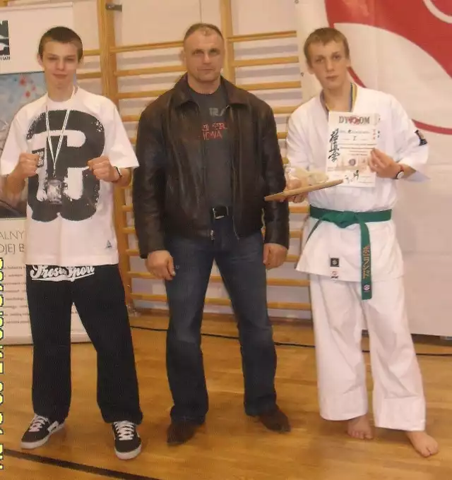 Trener Buskiego Klubu Karate, Robert Hornik, pogratulował udanych występów na mistrzostwach w Wieliczce swoim podopiecznym: Michałowi Łukasiewiczowi (z prawej) i Filipowi Poborcy.