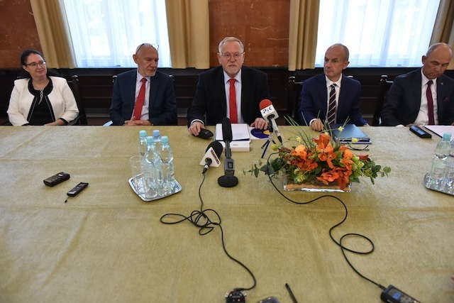 Wybrany w wyborach w marcu rektor UMK prof. Andrzej Tretyn (w środku) i prorektorzy rozpoczęli wczoraj nową kadencję. 
