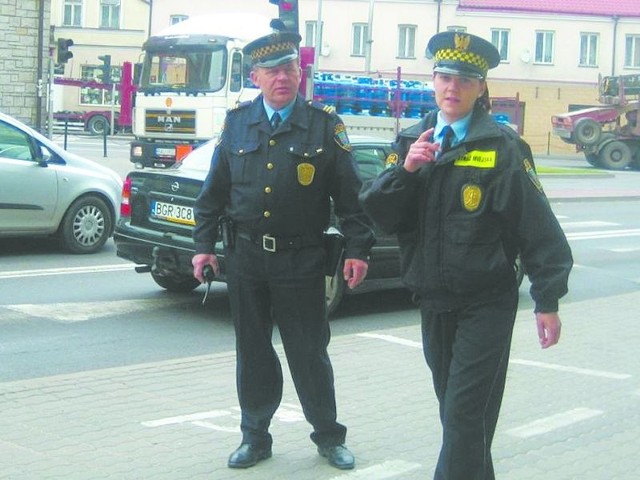 Strażnicy podczas patrolu. Z lewej Jerzy Witosław, z prawej Anna Guberska-Bukowska, która od niedawna pełni obowiązki komendanta