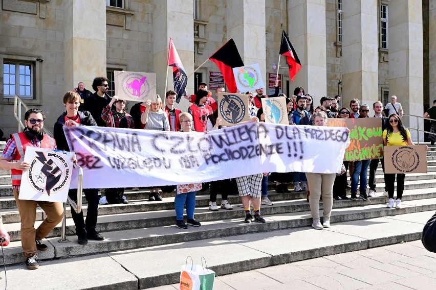 Pod Urzędem Wojewódzkim we Wrocławiu odbył się protest...