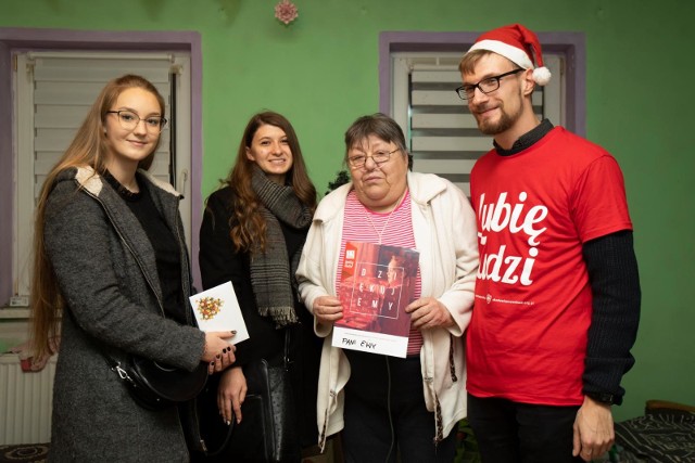 Trwa weekend cudów, czyli 19. już finał "Szlachetnej Paczki". W Bydgoszczy w sobotę i niedzielę (7-8 grudnia) pomoc trafi ogółem do 130 rodzin, w całym województwie do ponad 900.W "Szlachetną Paczkę" zaangażowało się na Kujawach i Pomorzu 500 wolontariuszy, w samej Bydgoszczy około 100. To dzięki nim  i darczyńcom na twarzach obdarowanych pojawił się uśmiech. Jeszcze przed otwarciem bazy rodzin wolontariusze odwiedzali potrzebujących, by zweryfikować ich potrzeby. Efekt jest imponujący. W Bydgoszczy darczyńcy reagowali natychmiast i okazali się bardzo hojni.Jedną z obdarowanych była dziś (w sobotę, 7.12.) bydgoszczanka, pani Ewa. Więcej zdjęć >>>