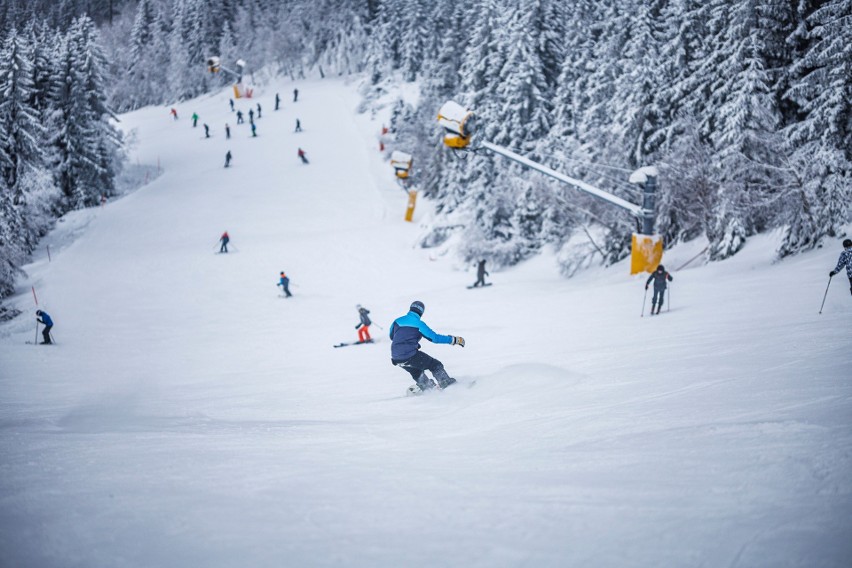 Śniegu w górach jest pod dostatkiem. Warunki zadowolą wybrednych narciarzy. Zapraszamy w ferie na polskie i czeskie stoki