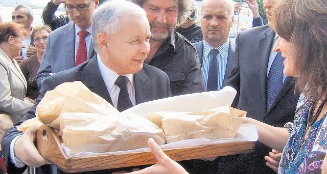 Prezes PiS Jarosław Kaczyński z chlebem pochodzącym z piekarni Czesława Szymoniaka w Tursku