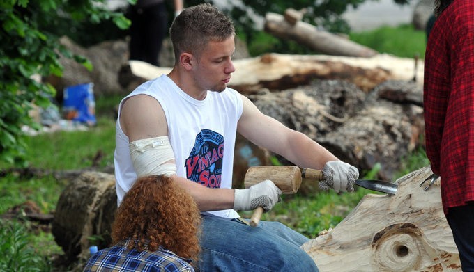 Niby z drewna, ale jednak jak żywe. Trwa plener rzeźbiarski w Myślęcinku