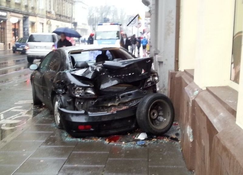 Wypadek na ul. Pomorskiej. Kierowca bmw wjechał staranował trzy auta [zdjęcia]