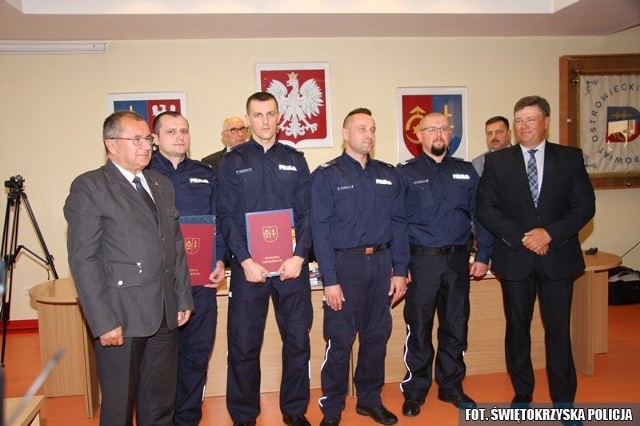 Policjanci wyróżnieni podczas sesji Rady Powiatu Ostrowieckiego.