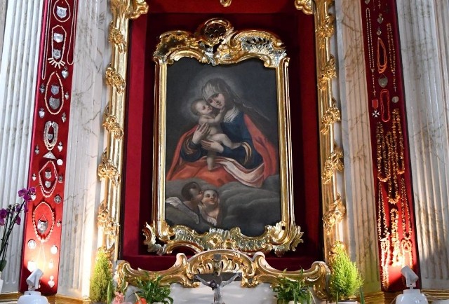 Obraz Matki Bożej Pocieszenia jest dziełem nieznanego malarza.