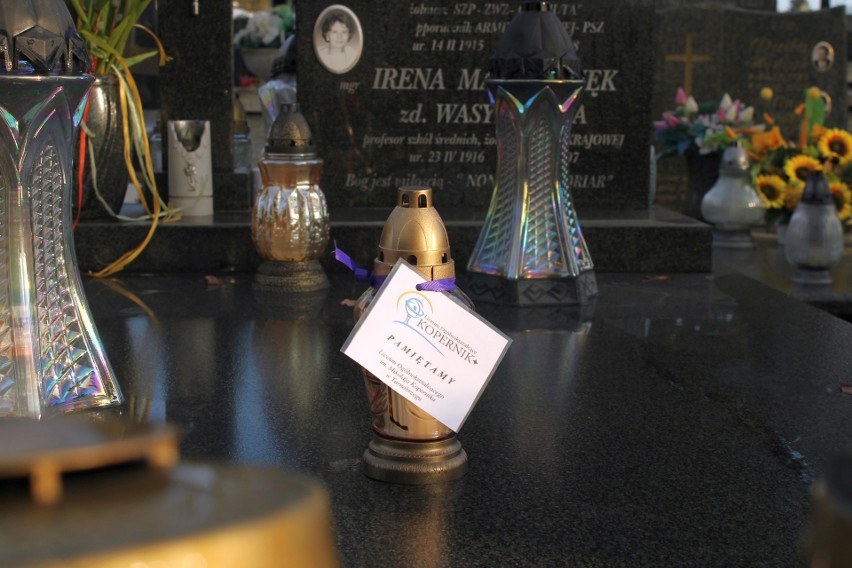 Uczniowie tarnobrzeskiego "Kopernika" pamiętają o zmarłych nauczycielach. Posprzątali ich groby