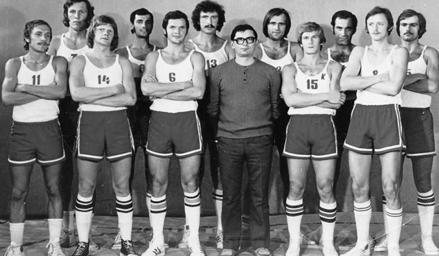 Marian Reszytyło (na zdjęciu trzeci z prawej) wraz z drużyną Resovii z 1975.