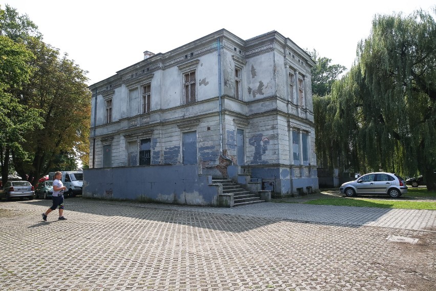 Kraków. Dwór Badenich w Wadowie popada w ruinę. Co dalej z budynkiem?