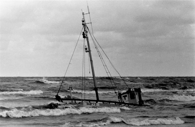 Wrzesień 1977 r., wrak kutra ŁEB-75 na mieliźnie koło Łeby