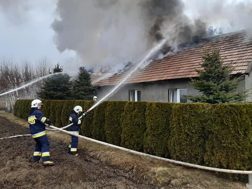 Pożar w Sośnicy w powiecie jarosławskim. Strażacy z czterech jednostek gasili płonący dom [ZDJĘCIA]