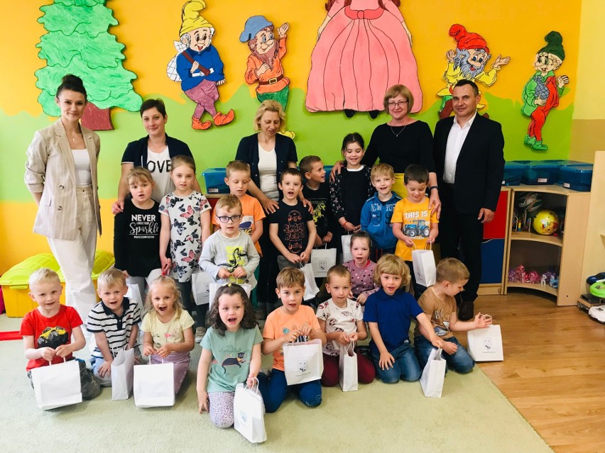 Dzień Dziecka. Burmistrz Włoszczowy odwiedził z prezentami wszystkie przedszkola w gminie. Zobacz nowe zdjęcia