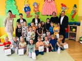 Dzień Dziecka. Burmistrz Włoszczowy odwiedził z prezentami wszystkie przedszkola w gminie. Zobacz nowe zdjęcia