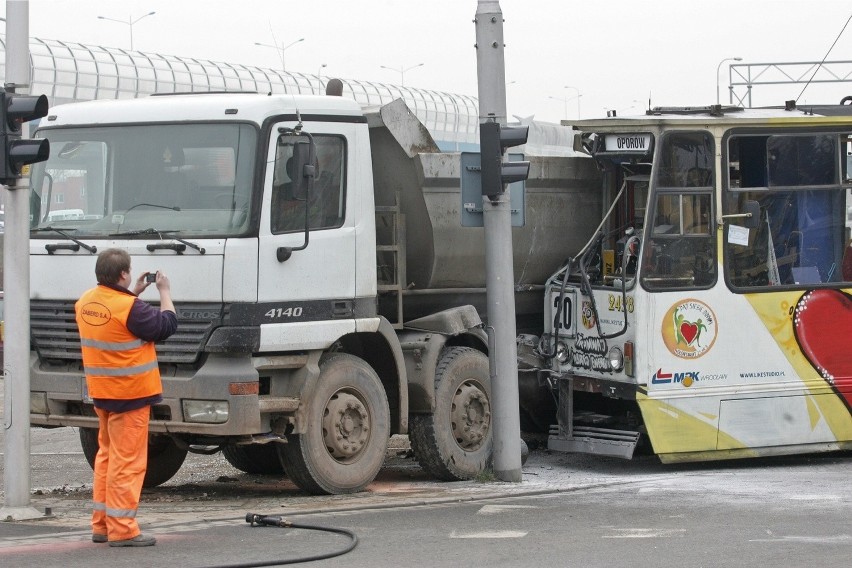 Wypadek przy AOW. Ciężarówka zderzyła się z tramwajem linii...