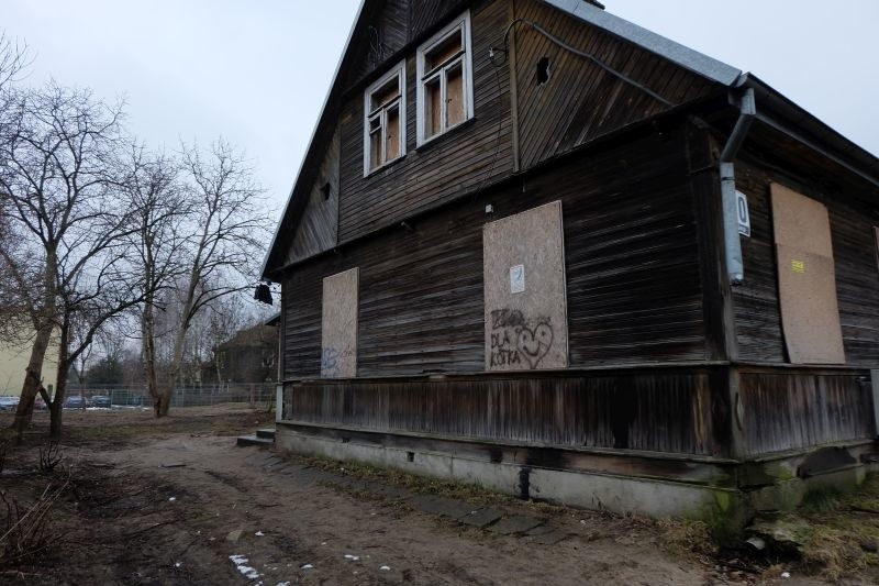 Budynek jest dwukondygnacyjny i niepodpiwniczony. Znajduje...