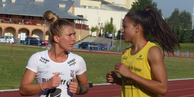 Dwie nowe zawodniczki na treningu Korony Handball - Marzena Paszowska i Priscila dos Santos.