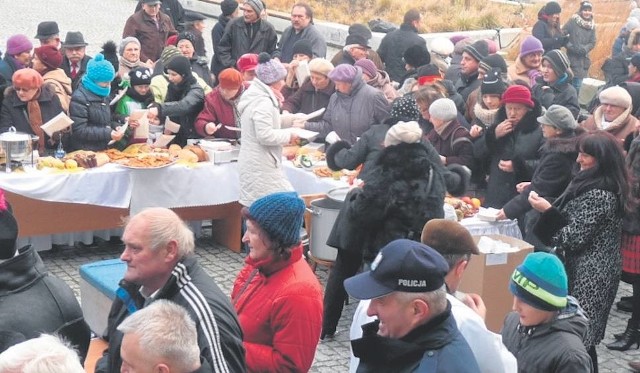 Od kilku lat mieszkańcy Białobrzegów spotykają się przy wigilijnym stole na placu Zygmunta Starego.