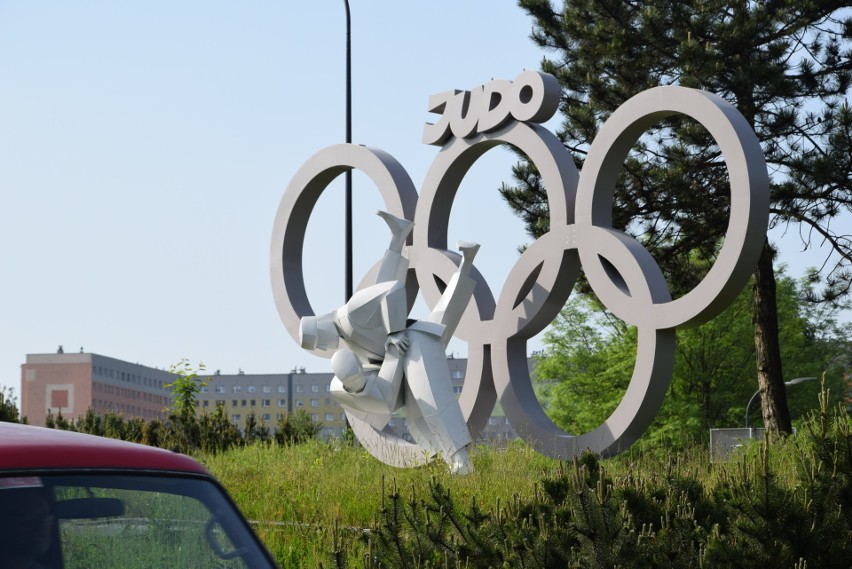 Znaczek olimpijski to też ukłon w stronę trójki olimpijczyków z Rybnika - Julii Kowalczyk, Agaty Perenc i Piotra Kuczery, którzy reprezentowali Polskę na Igrzyskach Olimpijskich w Tokio w 2020 roku