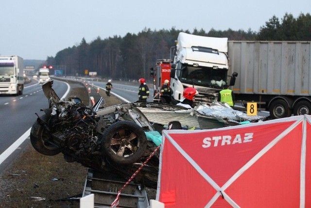 32-latka siedząca za kierownica skody najprawdopodobniej zjechała na węźle Prądy na nitkę drogi prowadzącą w kierunku Katowic jadąc nią pod prąd w kierunku Wrocławia. Po przejechaniu niecałych dwóch kilometrów zderzyła się z ciężarową scanią. Zginęła na miejscu.