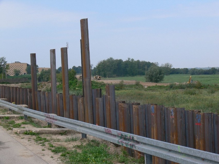 Trwają prace w ramach projektu „Ochrona przeciwpowodziowa Sandomierza”. Metalowe przęsła będą broniły przed wezbranymi wodami z Wisły