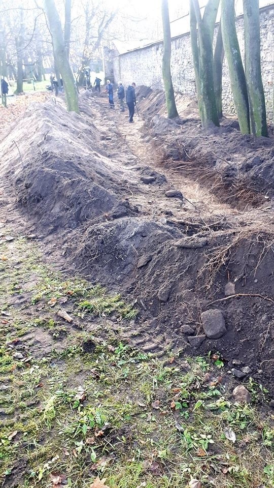 Poszukują ofiar zbrodni komunistycznych pochowanych w koneckim parku. Jakie efekty ?