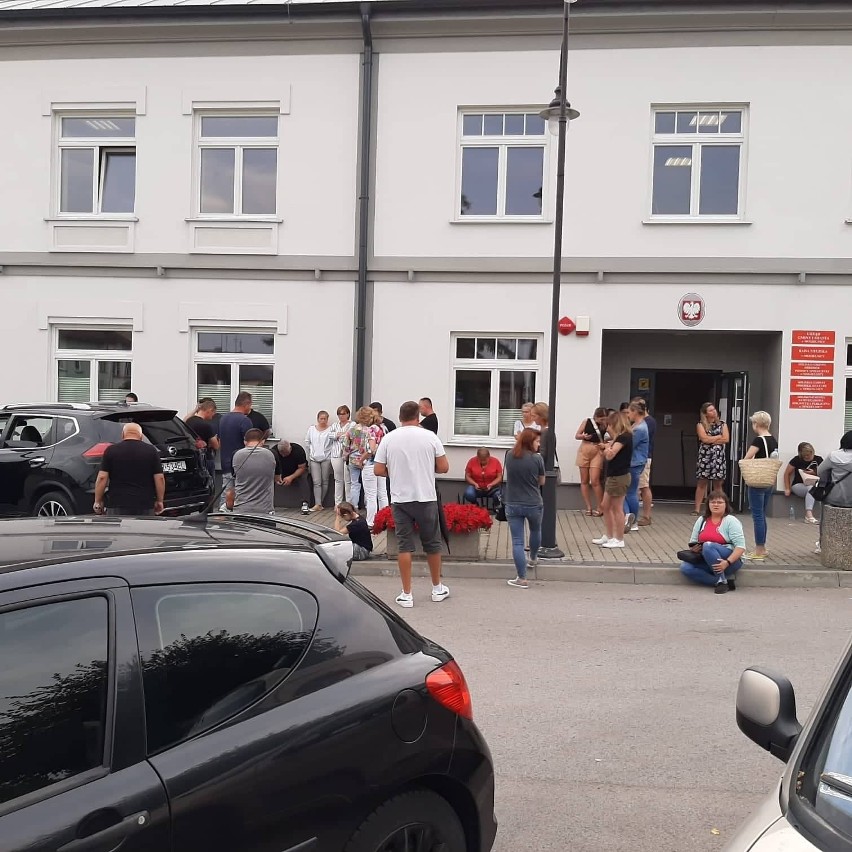 Niepubliczna szkoła w gminie Mogielnica protestuje. Była piekieta przed urzędem. Powodem podwyżka czynszu