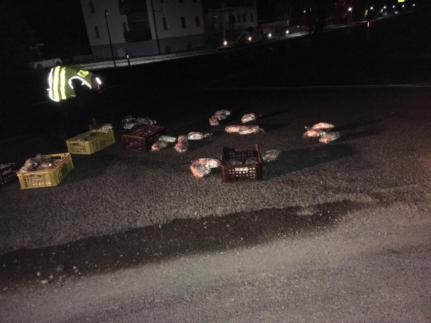 80 bochenków chleba rozrzuconych na jezdni w Łabiszynie. Bo kierowca nie zabezpieczył właściwie przewożonego ładunku [zdjęcia] 