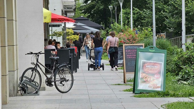 Piesi muszą chodzi blisko stolików lokali przy Promenadzie Solna, co przeszkadza klientom. Jest propozycja aby ruch pieszych przenieść na trasę rowerową  a drogę  rowerową na drugą stronę Silnicy.
