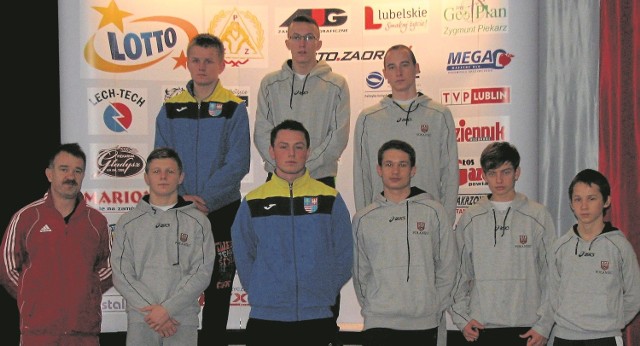 Zawodnicy Czarnych Połaniec po udanym dla nich turnieju w Kraśniku. Pierwszy z lewej w dolnym rzędzie ich trener Tadeusz Szkwarek.