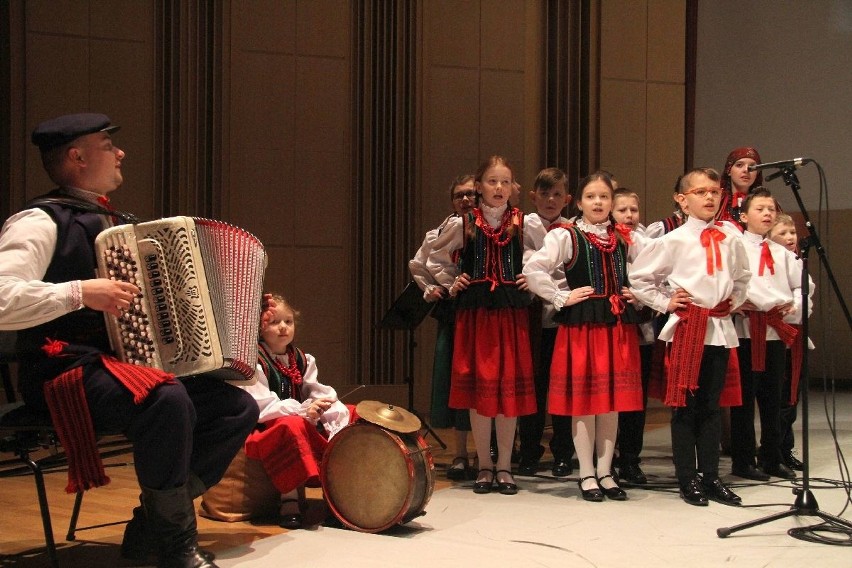 Pokazali barwny folklor Świętokrzyskiego. Zespół Pieśni i Tańca Górne Nutki z Górna oraz Zespół Pieśni i Tańca Morawica zachwycili