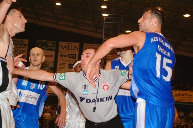 Październik 2004. Starcie pomiędzy Wiktor Grudzińskim (z lewej) a Markiem Miszczukiem. Derbom Słupska z Koszalinem zawsze towarzyszą wielkie emocje nie tylko na trybunach.