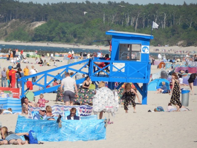 Długi weekend w Ustce. Tłumy turystów na usteckiej plaży i promenadzie. Wspaniała, letnia pogoda