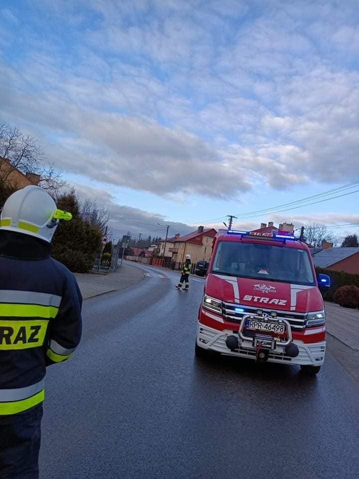 W Buszkowicach kierujący toyotą stracił panowanie nad pojazdem i dachował w przydrożnym rowie [ZDJĘCIA]