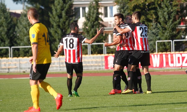 Resovia Rzeszów odniosła trzecie zwycięstwo w 3 lidze pokonując u siebie MKS Trzebinię-Siersza 3:2 (3:1). Bramki: 1:0 Domoń 12, 1:1 Mizia 17, 2:1 Bieniasz 35, 3:1 Żmuda 40, 3:2 Włodyka 71.