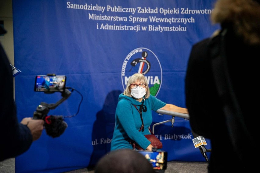 Zaczęły się szczepienia przeciwko koronawirusowi. Szpital MSWiA w Białymstoku szczepił jako pierwszy (zdjęcia)