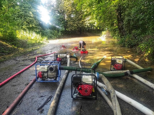 Strażacy Kobylan długo pompowali wodę z drogi powiatowej, żeby umożliwić przejazd
