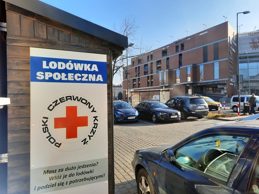 Lodówka społeczna stanęła w Opolu przy ul. Sienkiewicza 2,...