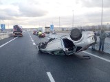 Wypadek na zjeździe z autostrady A4 w Bochni, samochód osobowy dachował, dwie osoby pod opieką ratowników medycznych