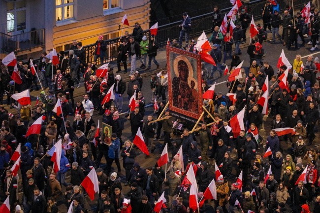 Uczestnicy Marszu Niepodległości na Moście Poniatowskiego w...