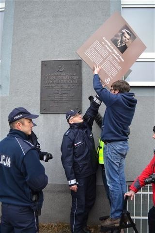 Częstochowa: Poseł Jaskóła przepychał się z policją, która broniła tablicy z sierpem i młotem