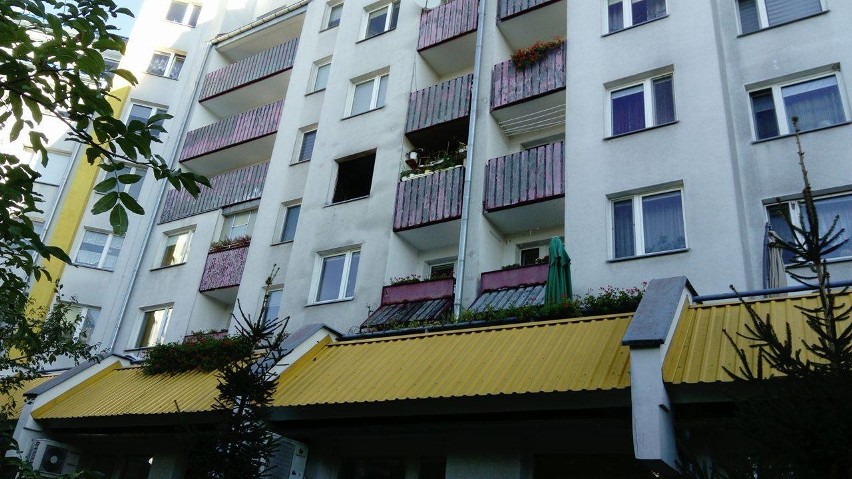 Pożar w wieżowcu na Kozanowie. Trzy osoby w szpitalu