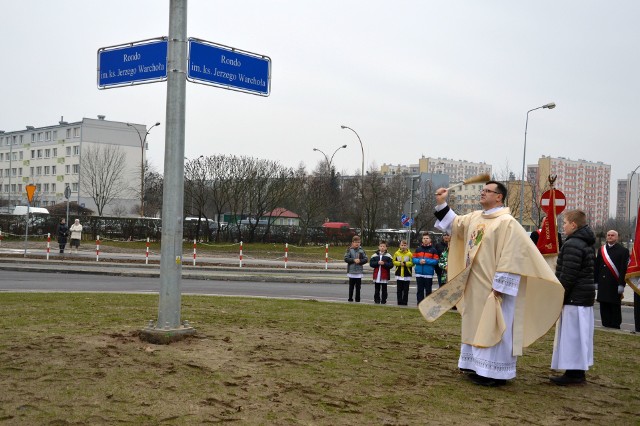 Ksiądz Krzysztof Kida poświęca rondo, którego patronem został jego poprzednik ksiądz Jerzy Warchoł