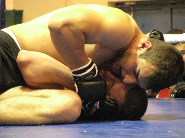 Poddanie walki poprzez duszenie to często stosowana technika w MMA.